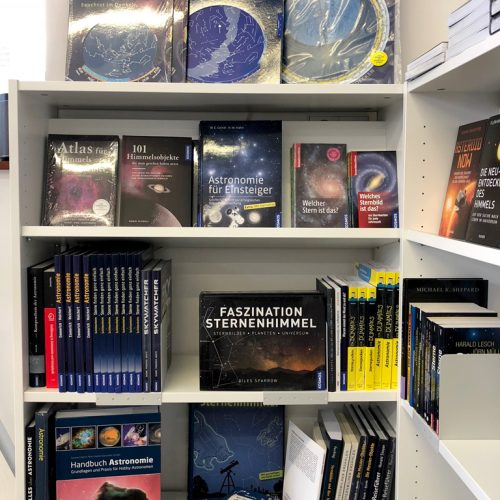 Buchregal mit Bücher über Astronomie und Sternkarten