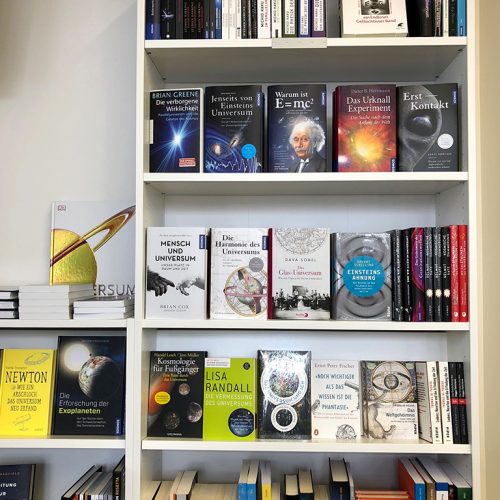 Buchregal mit Bücher über Physik und Naturwissenschaften.